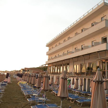 Hotel Parrini ฟอลลอนนีกา ภายนอก รูปภาพ
