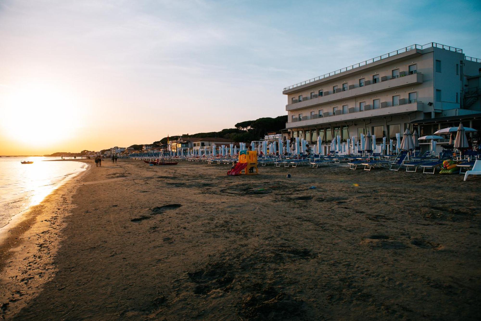 Hotel Parrini ฟอลลอนนีกา ภายนอก รูปภาพ